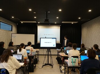 地域の人材育成や雇用創出に貢献する、職業訓練校でのキャリアセミナーの様子。現場の「自走化」を支えるノウハウを活かし、地域や企業で活躍できる人材育成にも取り組んでいます。