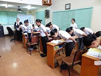 セブ島にある日本語研修センターにて
おじぎの練習をする実習生達
