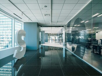 Sansan株式会社の来客用エントランスです。当社ロゴのオブジェの先に進むと、オフィスへ繋がるフリースペースへと続きます。