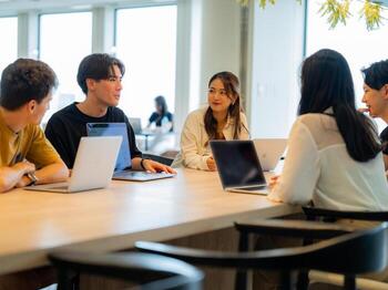 開放的な環境で全員が本質的にビジネスに対して本気で向き合っています。