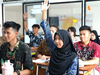 インドネシアで運営する日本語学校の様子
※1日12時間の授業と自習を実施(他社平均勉強時間：4時間/日)